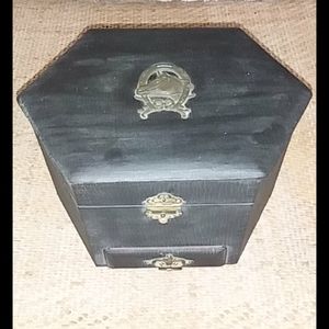 Beautiful Victorian Collar Box